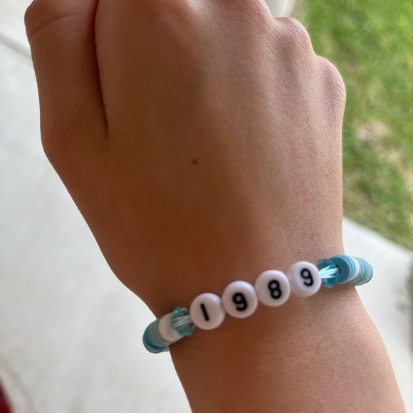 1989 Taylor Swift clay bead bracelet! - Picture 1 of 3